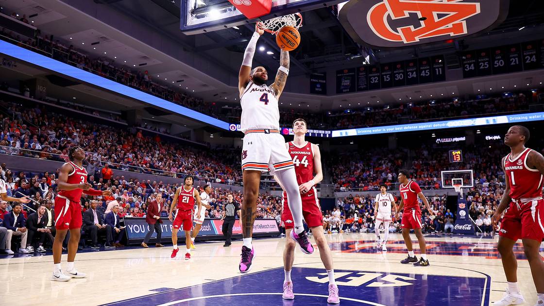 Broome's double-double leads No. 1 Auburn over Arkansas - Auburn