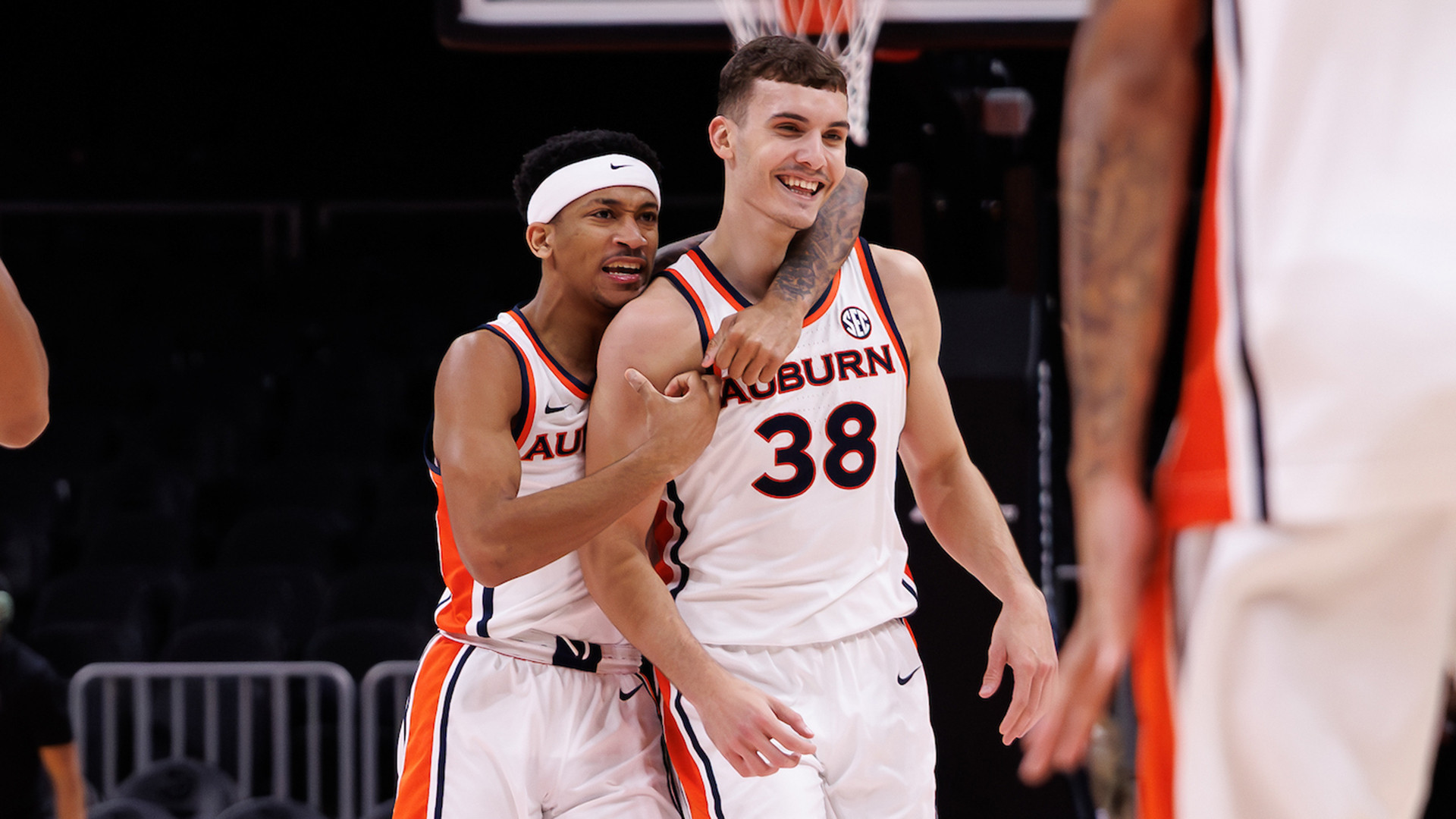 ACミラン JOVIĆ 9 Above the Rim: Instant impact for Auburn freshmen Jovic, Magwood